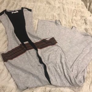 Long sleeveless cardigan cardigan